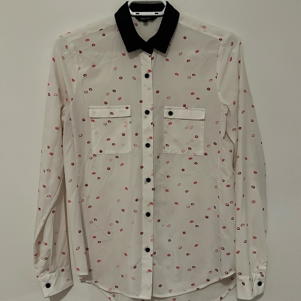 RW&Co white blouse with contrast black collar and kisses design